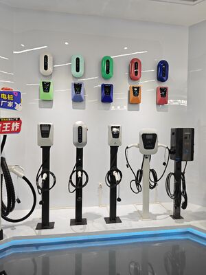 Ładowarka EV AC 7kW do montażu na ścianie 32A 220V z ekranem dotykowym 4,3 cala do użytku domowego w garażu